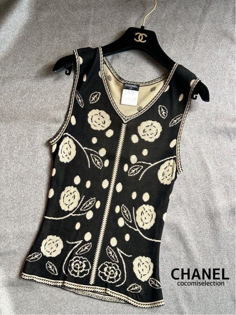 CHANEL Black & Cream Floral Knit V-Neck Tank